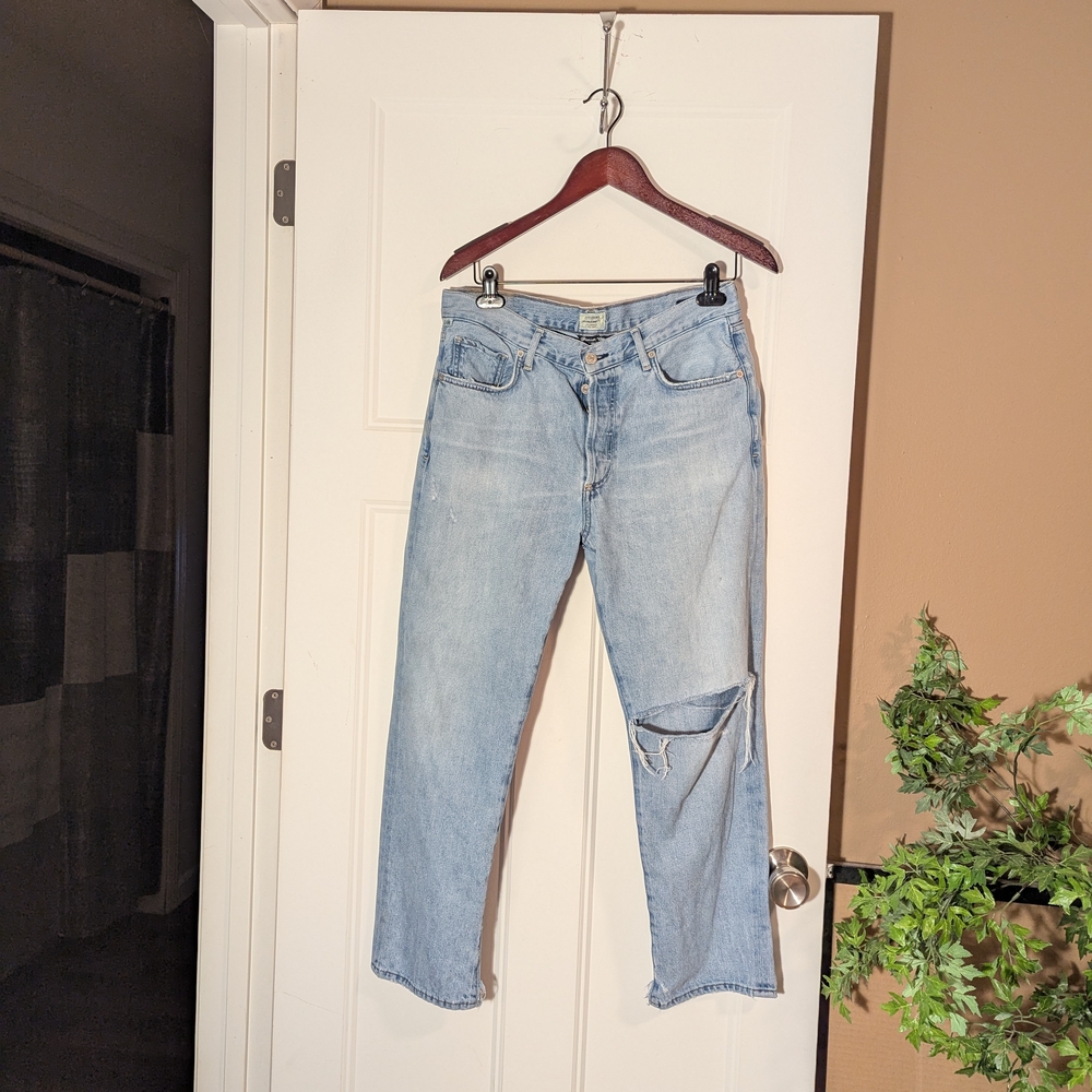 Citizens Of Humanity McKenzie Curved Straight Fit Distressed Jeans. Size 28.
